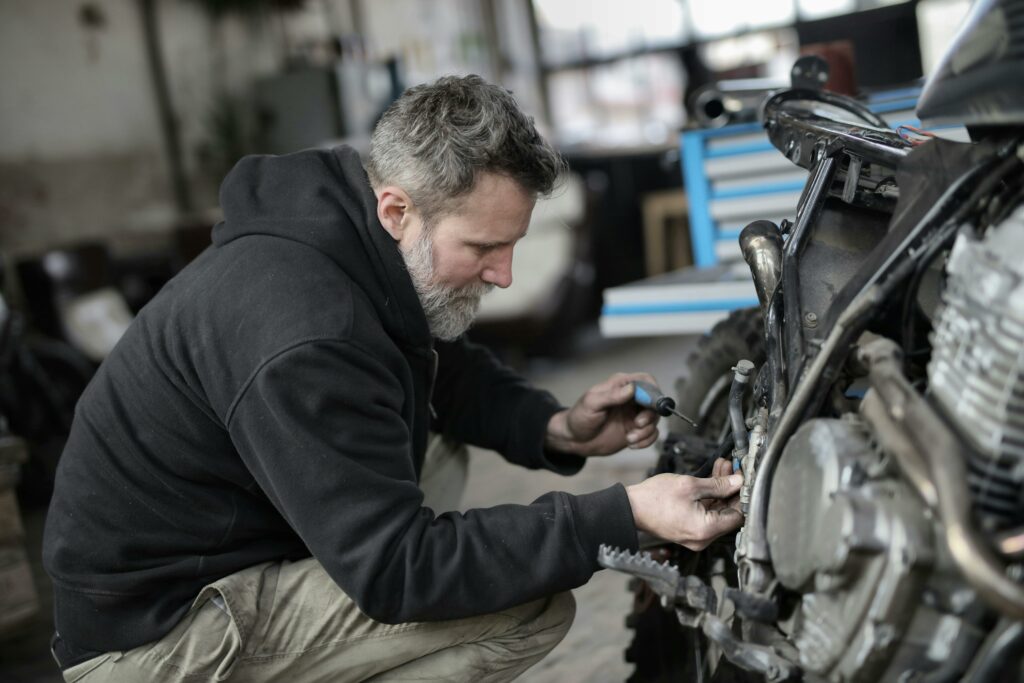 mecanico haciendo mantenimiento de una moto