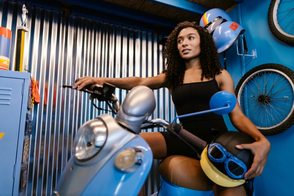 chica sentada sobre una scooter moto