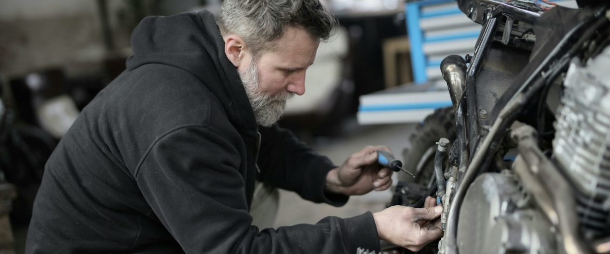 mecanico haciendo mantenimiento de una moto